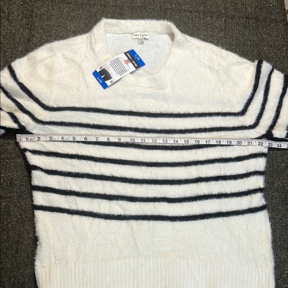 NWT Bleu Gray Soft Fuzzy White and Black Striped Crew Neck Sweater sz L - Picture 5 of 8